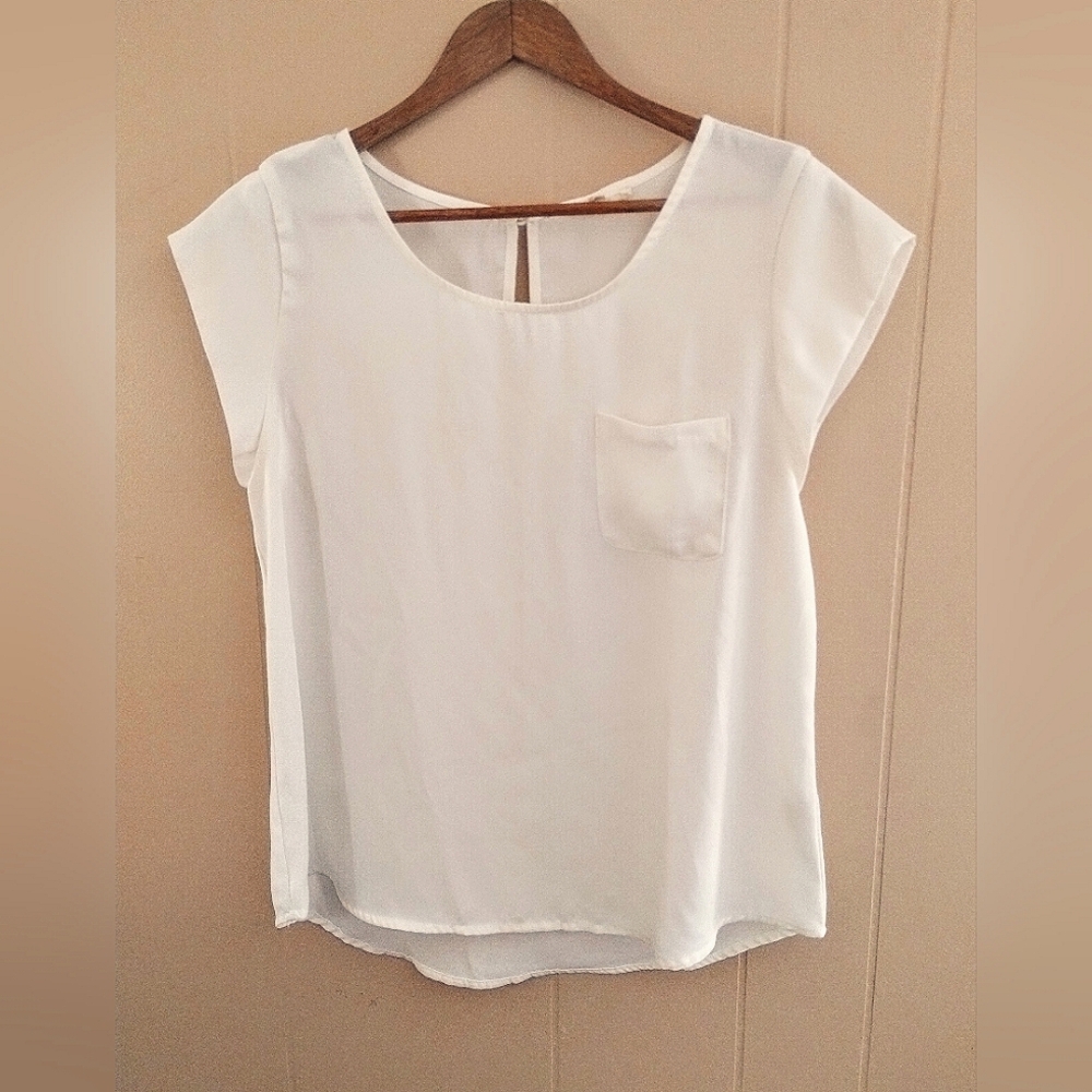 E (hanger) M sheer cap sleeve top, S, front pocket, back button closure keyhole